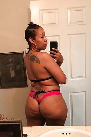 Érotisme de milf noire aux formes généreuses — photo 39