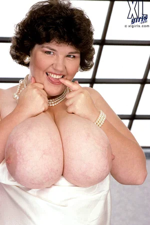 Coño peludo y tetas grandes de una castaña rellenita