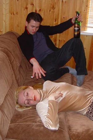 Étudiant saoule son prof et la baise — photo 10