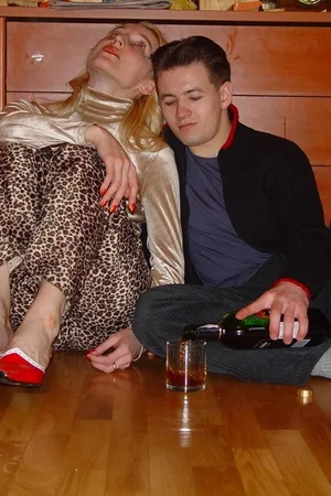 Étudiant saoule son prof et la baise — photo 2