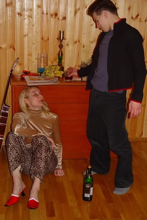 Étudiant saoule son prof et la baise — photo 5