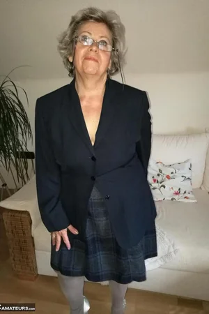 Professeure âgée se masturbant — photo 1