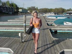 Эротика зрелой блондинки на лодке - фото #1