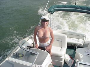 Эротика зрелой блондинки на лодке - фото #17