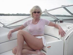 Эротика зрелой блондинки на лодке - фото #24