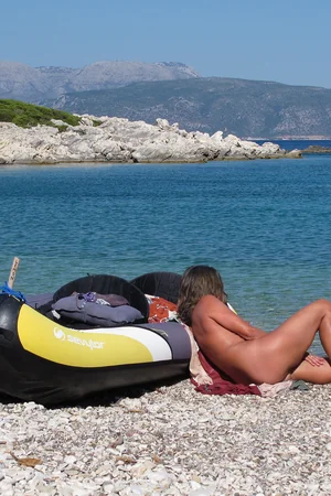 Mulher madura italiana ama tomar sol de topless — foto 17