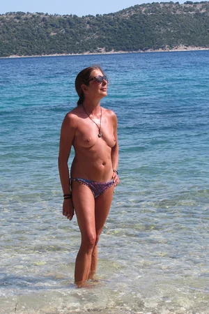 Mulher madura italiana ama tomar sol de topless — foto 19