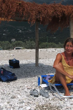 Mulher madura italiana ama tomar sol de topless — foto 23