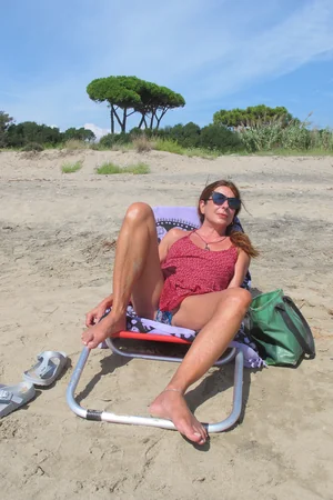 Mulher madura italiana ama tomar sol de topless — foto 24