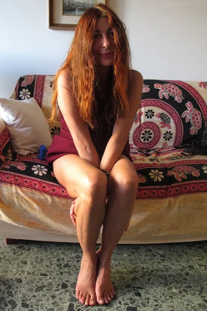 Matura italiana ama prendere il sole in topless