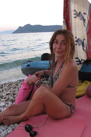 Mulher madura italiana ama tomar sol de topless — foto 34