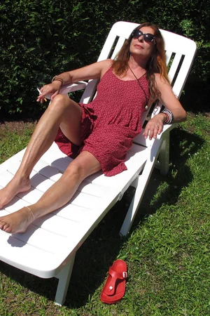Mulher madura italiana ama tomar sol de topless — foto 42