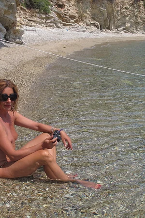 Mulher madura italiana ama tomar sol de topless — foto 5