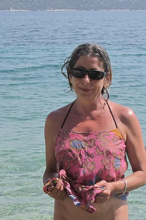 Mulher madura italiana ama tomar sol de topless — foto 7
