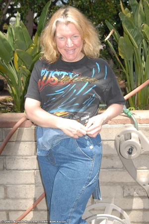 Mature Country Woman Stripping — photo 4