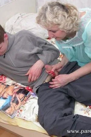 Femmes mûres en vacances avec de jeunes hommes — photo 45