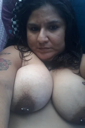 Latina cicciottella si fa il piercing ai capezzoli — foto 8
