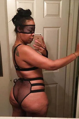 Erotismo di MILF nera formosa — foto 12