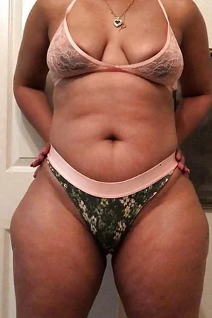 Erotismo di MILF nera formosa — foto 35