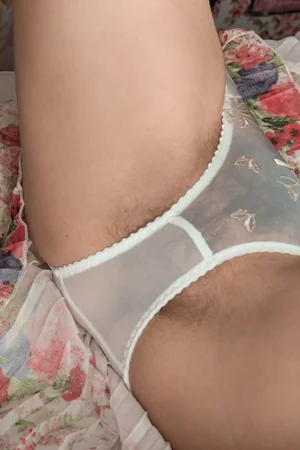 Vello púbico a través de las bragas de elegante rubia — foto 14