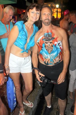 Donne seminude si divertono al festival — foto 18