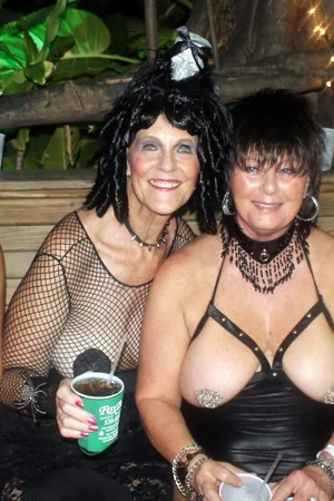 Donne seminude si divertono al festival — foto 19