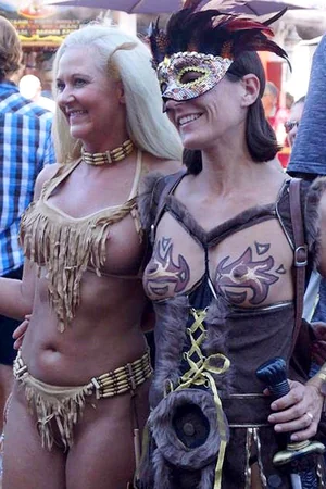 Donne seminude si divertono al festival — foto 23