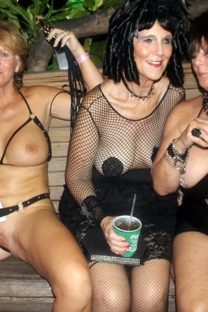 Donne seminude si divertono al festival — foto 25