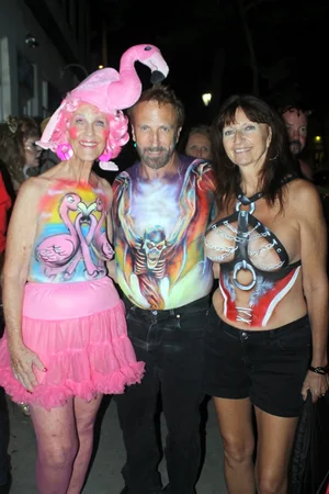 Donne seminude si divertono al festival — foto 26