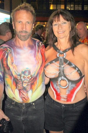 Donne seminude si divertono al festival — foto 29