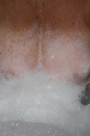 Mulher seetuda toma banho — foto 12