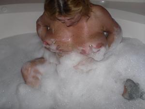 Сисястая женщина принимает ванну - скриншот #2