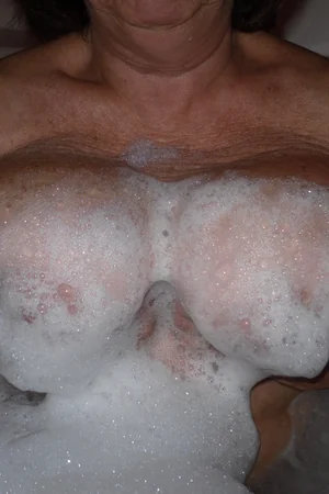 Mulher seetuda toma banho — foto 22