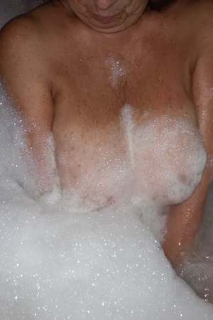 Mulher seetuda toma banho — foto 24