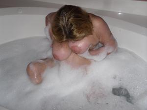 Сисястая женщина принимает ванну - скриншот #28