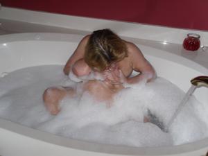 Сисястая женщина принимает ванну - скриншот #31