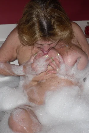 Mulher seetuda toma banho — foto 9