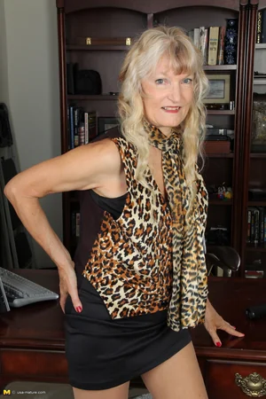 Âgée américaine qui excite sa chatte flasque avec un vibromasseur rose — photo 15