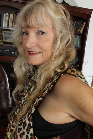 Âgée américaine qui excite sa chatte flasque avec un vibromasseur rose — photo 18