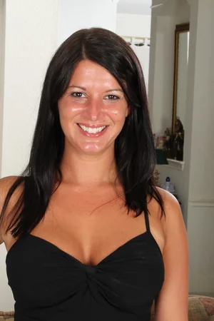 Jolie dame se déshabille lentement et se caresse — photo 14