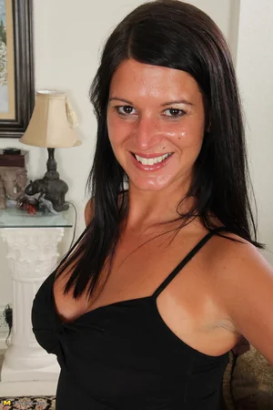 Jolie dame se déshabille lentement et se caresse — photo 2