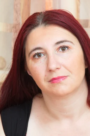 Señora pelirroja y rellenita recibe paquete con consolador — foto 2