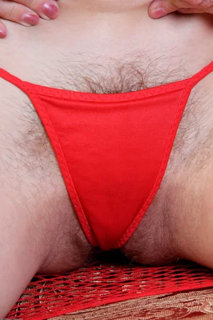 Bionda mostra i peli sotto le mutandine rosse — foto 21