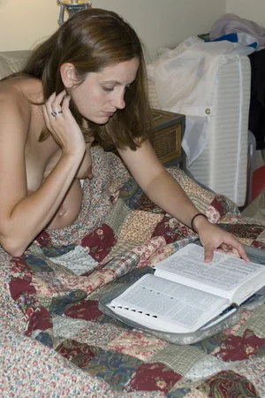 Milf bibliotecária solitária entediada no trabalho e em casa — foto 20