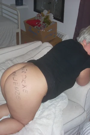 Alemã madura com inscrição vulgar na bunda grande — foto 4