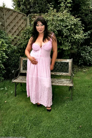 Femme ronde montrant sa chatte dans un beau jardin — photo 5
