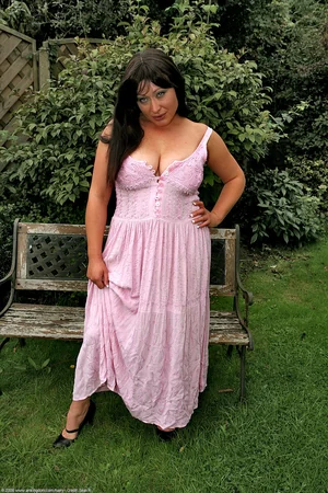 Femme ronde montrant sa chatte dans un beau jardin — photo 7