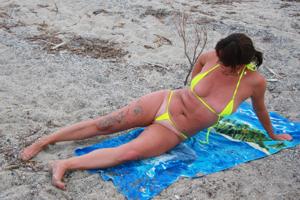 Женщина решила позагорать голышом и сняла желтое бикини - скриншот #10