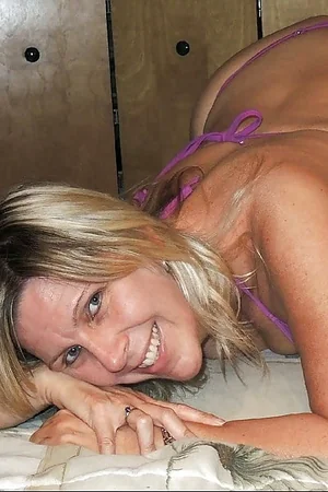 Rubia madura con figura bien conservada — foto 10