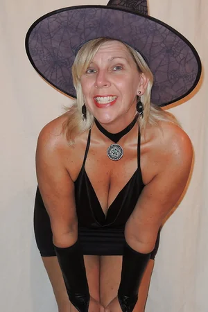 Rubia madura con figura bien conservada — foto 3
